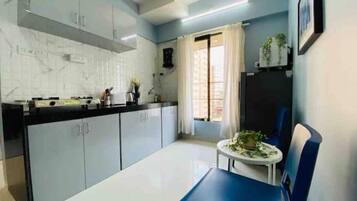 Køleskab, mikrobølgeovn, ovn, kogeplade