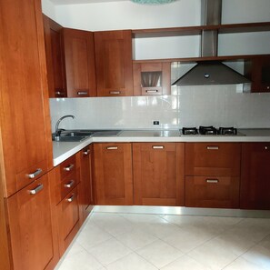 Frigorifero, forno, piano cottura, lavastoviglie