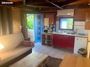 Fridge, microwave, oven, cookware/dishes/utensils - Studio Meublé Pour Saisonnier (Auriolles)