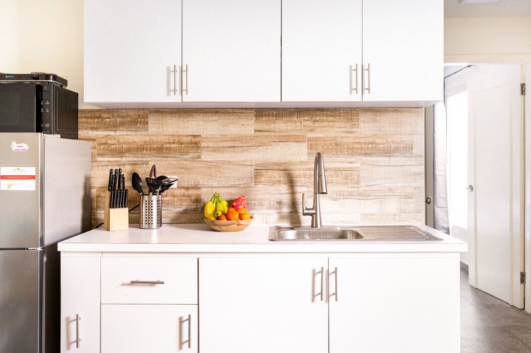 Een koelkast, een microgolfoven, een kookplaat