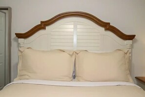 1 habitación, escritorio, tabla de planchar con plancha y cuna de viaje 