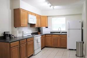 雪櫃、微波爐、焗爐、爐具