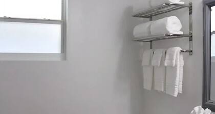 Hidden Ruby-Apartment with Kitchen and Laundry