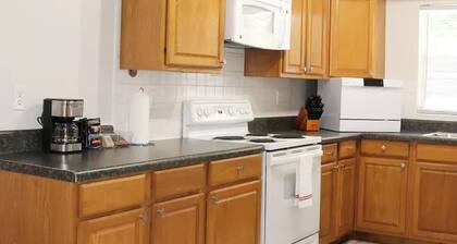 Hidden Ruby-Apartment with Kitchen and Laundry