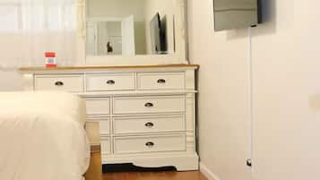 1 slaapkamer, een bureau, een strijkplank/strijkijzer, reisbedje