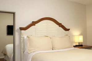 1 間睡房、書桌、熨斗/熨衫板、可攜式嬰兒床