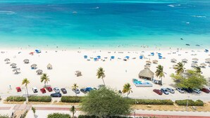 Plage, chaises longues, serviettes de plage