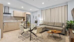 Une cuisine moderne avec un coin repas, un canapé et une table basse.