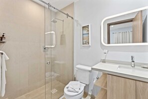 Dusche, Haartrockner, Handtücher, Seife