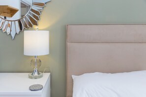 2 kamar tidur dan didekorasi berbeda-beda