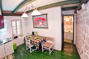 1 habitación, tabla de planchar con plancha, wifi gratis y ropa de cama