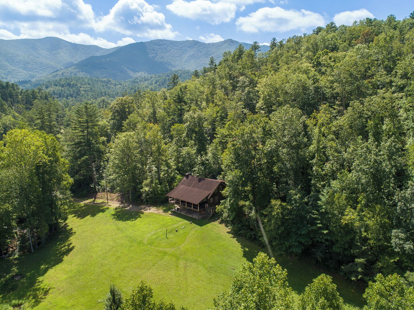 Cozy Cabin - 9 acres- Pond and Creek-Hiawassee - Near Young Harris College