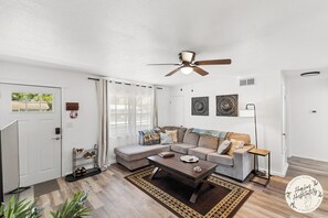 Smart TV, ping pong, stereo - KING BED! Games! Central Location. Big Weekly/Monthly Discount! (South Daytona)