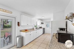 Fridge, microwave, oven, stovetop - KING BED! Games! Central Location. Big Weekly/Monthly Discount! (South Daytona)