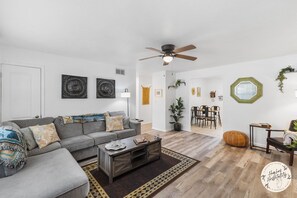 Smart TV, ping pong, stereo - KING BED! Games! Central Location. Big Weekly/Monthly Discount! (South Daytona)