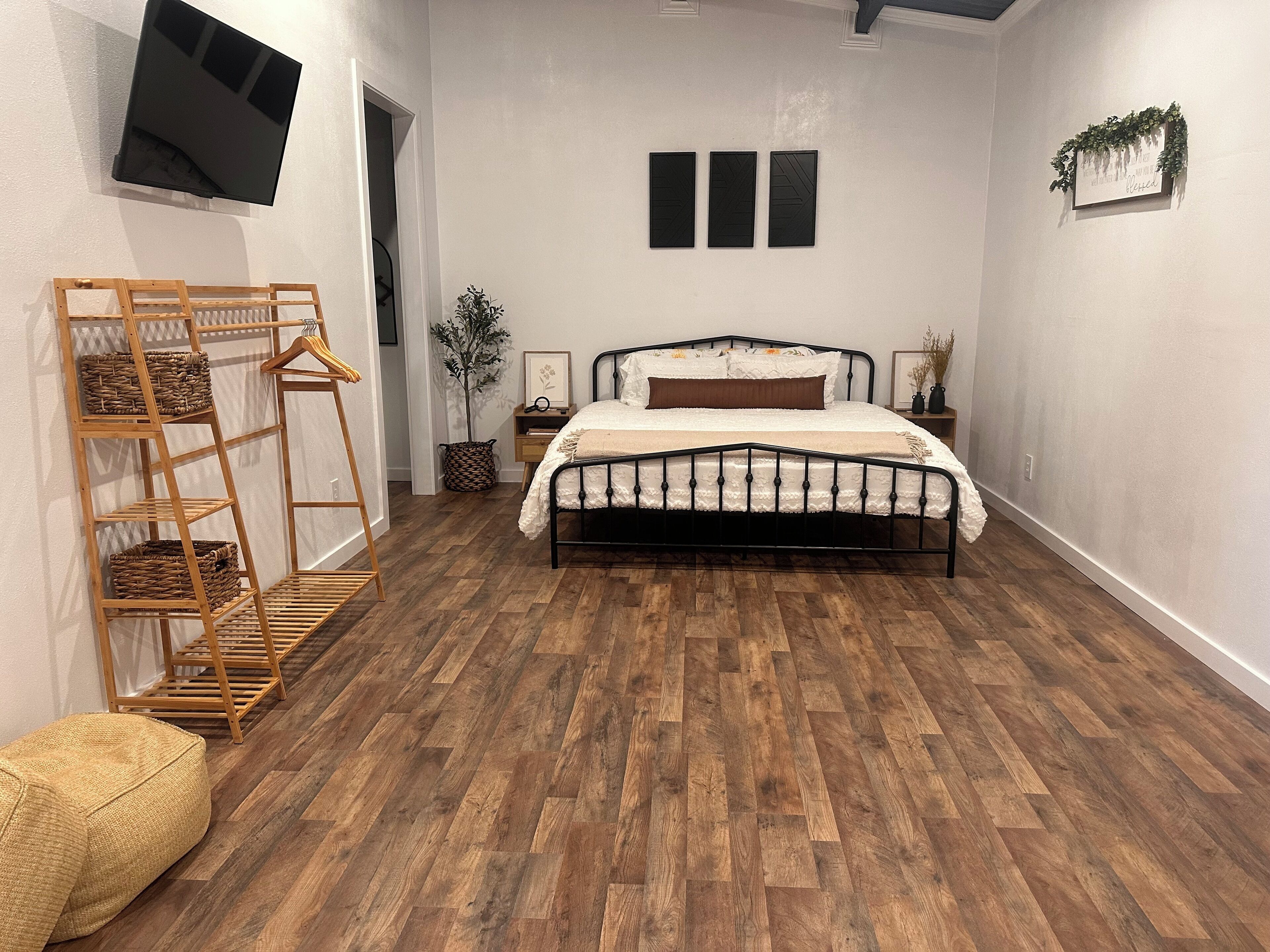 1 bedroom, in-room safe, iron/ironing board, free WiFi