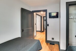 2 bedrooms, desk, WiFi, bed sheets