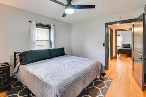 2 bedrooms, desk, WiFi, bed sheets