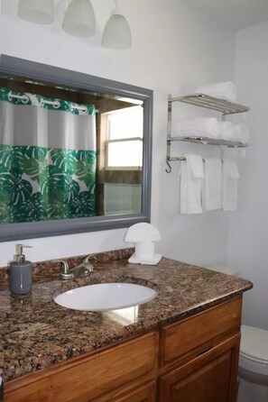 Free toiletries, hair dryer, towels, soap - Hidden Emerald-Apartment with Kitchen and Laundry (Lakeland)