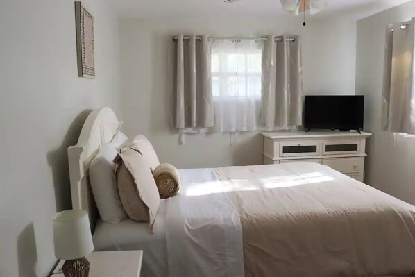 1 bedroom, desk, iron/ironing board, free WiFi - Hidden Emerald-Apartment with Kitchen and Laundry (Lakeland)