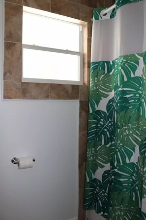 Produtos de toalete grátis, secador de cabelo, toalhas de banho 