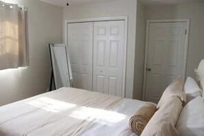1 bedroom, desk, iron/ironing board, free WiFi - Hidden Emerald-Apartment with Kitchen and Laundry (Lakeland)
