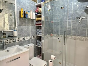 Douche, sĂšche-cheveux, serviettes fournies, savon
