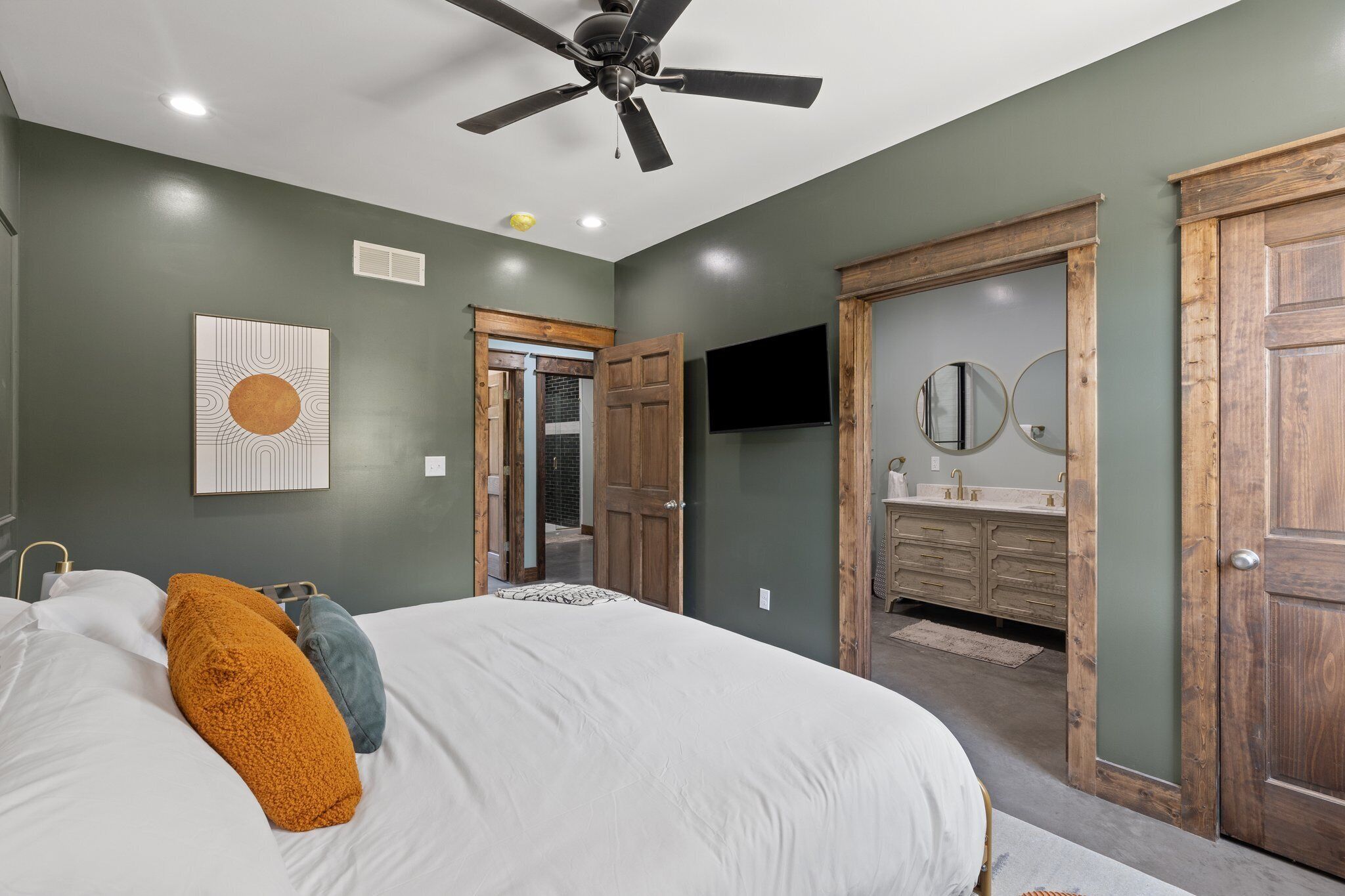 3 habitaciones, tabla de planchar con plancha, wifi y ropa de cama 