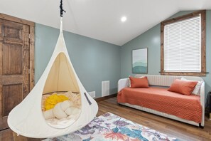 3 bedrooms, iron/ironing board, WiFi, bed sheets - New Barndo/ATV Trailer Park/Outdoor Shower/HotTub (Stanton)