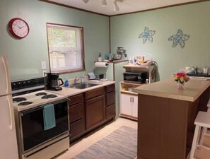 Fridge, microwave, oven, stovetop - Safe and Quiet 900 sq ft GuestHouse (Pensacola)