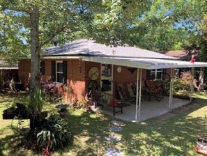 Terrace/patio - Safe and Quiet 900 sq ft GuestHouse (Pensacola)