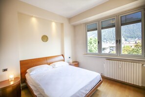 City Apartment | 2 bedrooms, iron/ironing board, free WiFi - Skyline Como (Como)