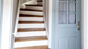 A staircase with wooden steps and a unique ceiling light fixture. - Jolie Maison à 3 min de la Plage et au Pied des Commerces (Blonville-sur-Mer)