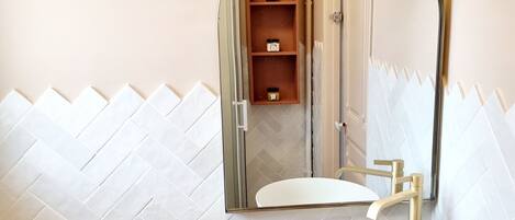 Dusche, Haartrockner, Handtücher, Seife