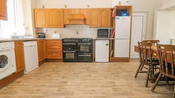 Refrigerador, lavavajillas, tostadora, utensilios de cocina