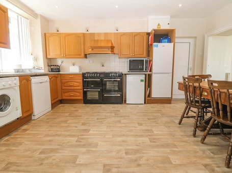 Fridge, dishwasher, toaster, cookware/dishes/utensils