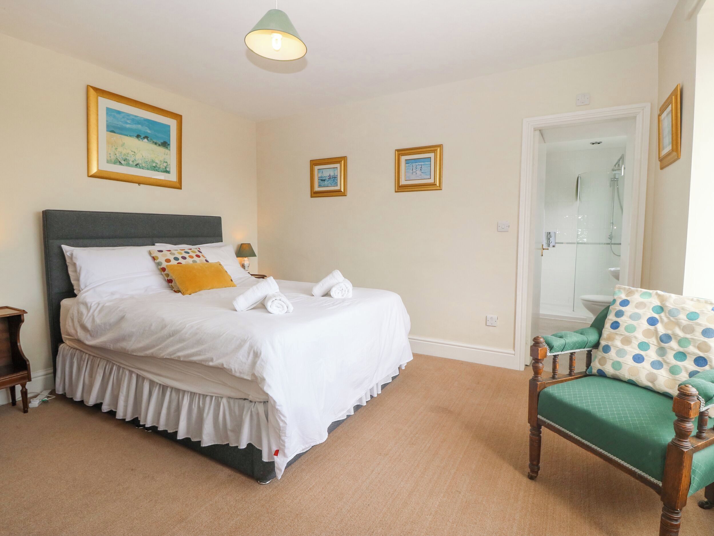 5 bedrooms, individually decorated, individually furnished, free WiFi