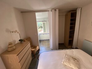 1 slaapkamer, een strijkplank/strijkijzer, wifi, beddengoed