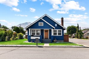 Exterior - Charming, Convenient Home Near Downtown (Wenatchee)