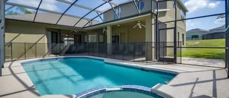 Una piscina al aire libre