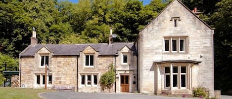 Vista frontal de la propiedad