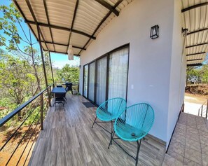Outdoor dining - Amazing views from a hilltop 30 minutes to Tamarindo/10 minutes to Avellanas  (Pinilla)