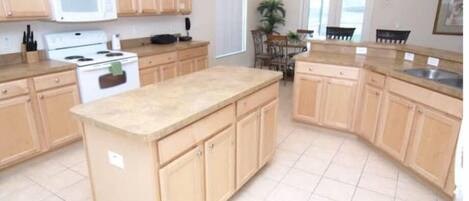 冷蔵庫、電子レンジ、オーブン、コンロ