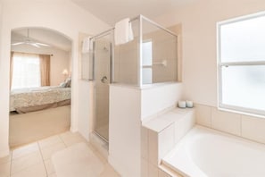 Haartrockner, Handtücher, Shampoo, Toilettenpapier