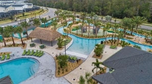 Una piscina al aire libre, una piscina climatizada