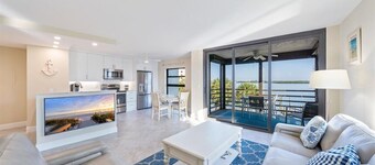 COMPLETELY REMODELED Luxury Riverside 1BR Condo: Panoramic River Views
