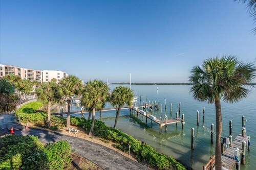 COMPLETELY REMODELED Luxury Riverside 1BR Condo: Panoramic River Views