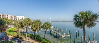 COMPLETELY REMODELED Luxury Riverside 1BR Condo: Panoramic River Views