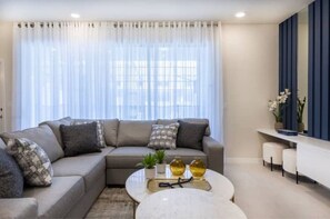 Smart TV - Themed Rooms - Resort Amenities - Fast WiFi - Specials! (Davenport)