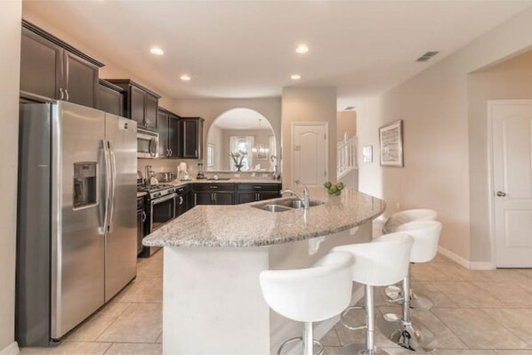 Fridge, microwave, oven, stovetop - Grandmas's Ami 4907TV - Trafalgar Village (Kissimmee)